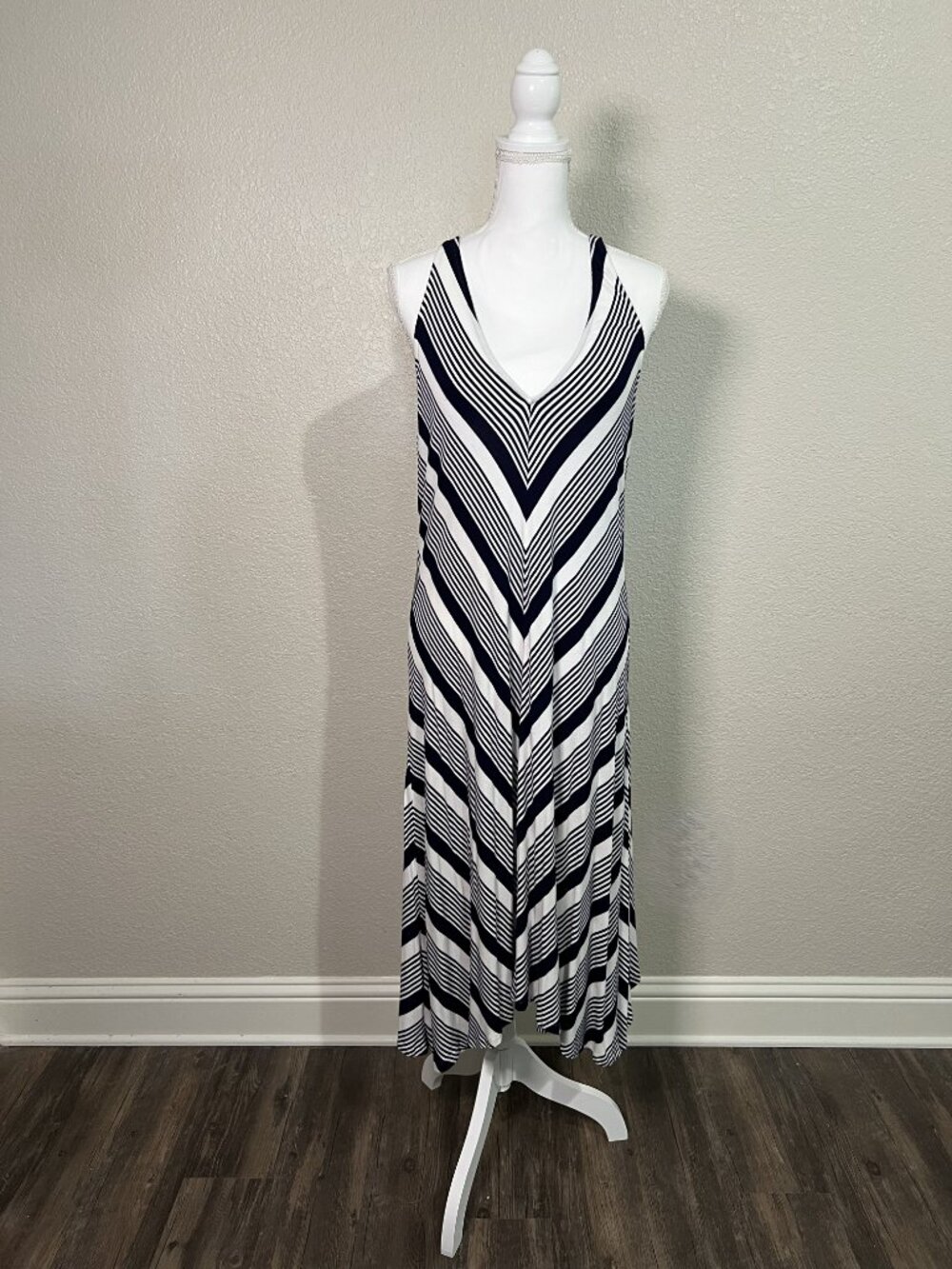 Lily & Lola Sleeveless Navy & White Chevron Striped Racerback Maxi Dress Knit